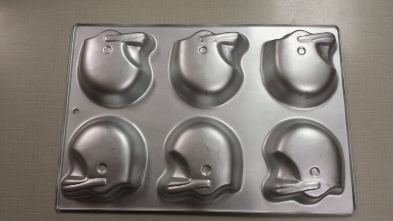 Football helmets (6 halves) cake pan