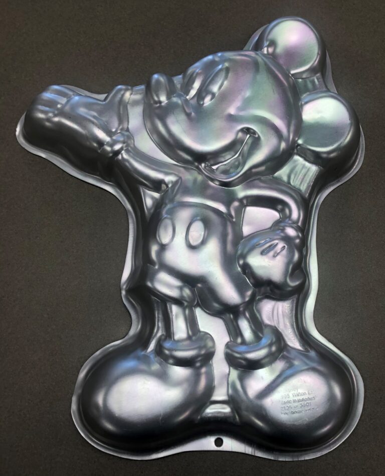 Mickey_Mouse_Presenting cake pan